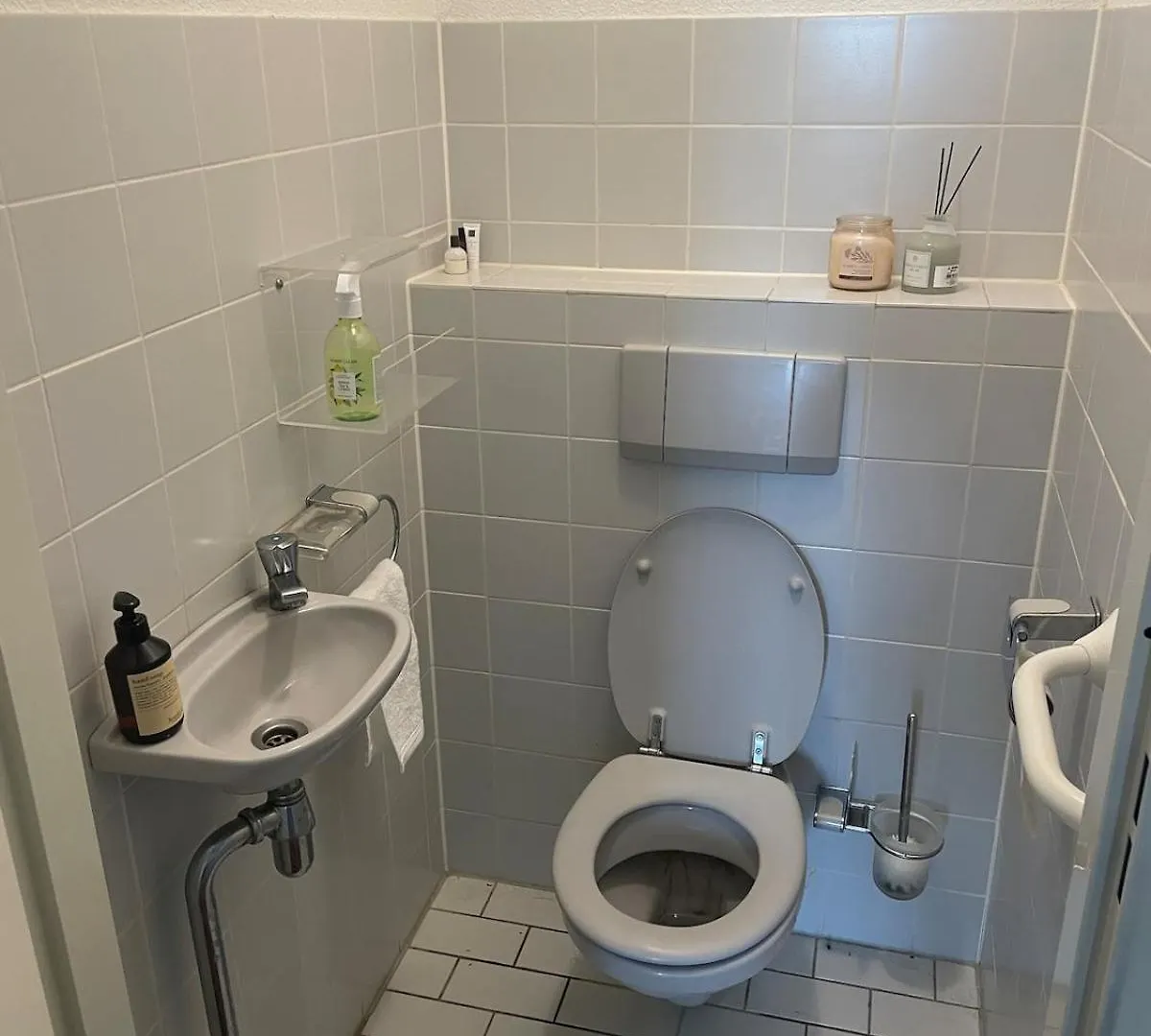 Large West Amsterdam Apartment With Balcony